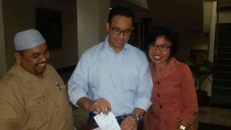 Menulis Setiap Hari: Jalan Sunyi yang Menguatkan Guru Digital Indonesia